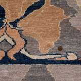 Teppich mit abstrahiertem Floraldekor "Orchideen" und abgesetztem Mittelfeld in Jugendstil Façon nach Entwurf von William Morris, Herst.: Alfombra Rica Basagoiti, Madrid, 20.Jh., grau-blau und beige, 271x228cm,… - фото 4
