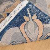 Teppich mit abstrahiertem Floraldekor "Orchideen" und abgesetztem Mittelfeld in Jugendstil Façon nach Entwurf von William Morris, Herst.: Alfombra Rica Basagoiti, Madrid, 20.Jh., grau-blau und beige, 271x228cm,… - фото 5