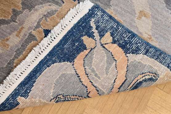 Teppich mit abstrahiertem Floraldekor "Orchideen" und abgesetztem Mittelfeld in Jugendstil Façon nach Entwurf von William Morris, Herst.: Alfombra Rica Basagoiti, Madrid, 20.Jh., grau-blau und beige, 271x228cm,… - фото 5