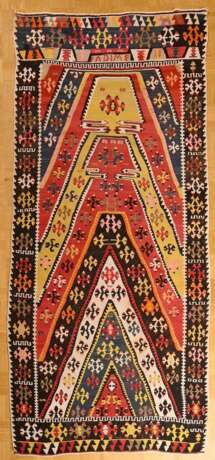 Kelim Teppich mit Zackenmuster in starker Farbigkeit, oben von der Knüpferin sign. "Fadime", partiell offen gearbeitet, Zentralanatolien, Region Kirsehir, um 1950, 290x125cm, Randdefekt, Verfärbungen - фото 2