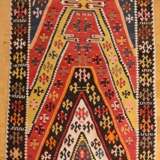 Kelim Teppich mit Zackenmuster in starker Farbigkeit, oben von der Knüpferin sign. "Fadime", partiell offen gearbeitet, Zentralanatolien, Region Kirsehir, um 1950, 290x125cm, Randdefekt, Verfärbungen - фото 2