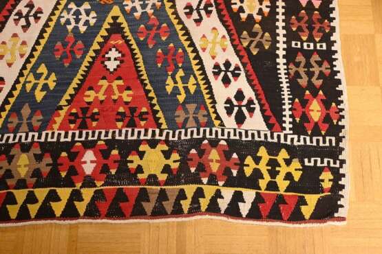 Kelim Teppich mit Zackenmuster in starker Farbigkeit, oben von der Knüpferin sign. "Fadime", partiell offen gearbeitet, Zentralanatolien, Region Kirsehir, um 1950, 290x125cm, Randdefekt, Verfärbungen - фото 3
