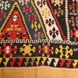 Kelim Teppich mit Zackenmuster in starker Farbigkeit, oben von der Knüpferin sign. "Fadime", partiell offen gearbeitet, Zentralanatolien, Region Kirsehir, um 1950, 290x125cm, Randdefekt, Verfärbungen - фото 3