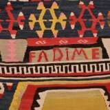 Kelim Teppich mit Zackenmuster in starker Farbigkeit, oben von der Knüpferin sign. "Fadime", partiell offen gearbeitet, Zentralanatolien, Region Kirsehir, um 1950, 290x125cm, Randdefekt, Verfärbungen - фото 4