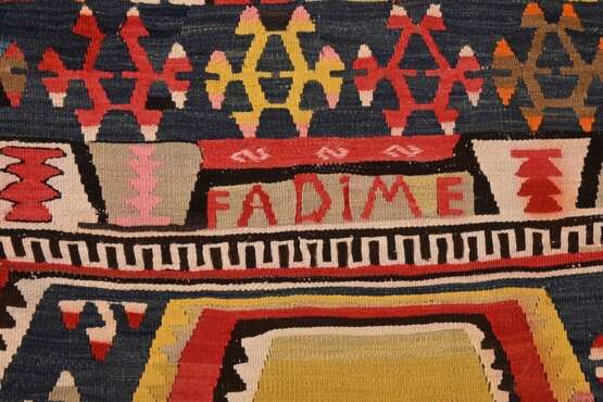 Kelim Teppich mit Zackenmuster in starker Farbigkeit, oben von der Knüpferin sign. "Fadime", partiell offen gearbeitet, Zentralanatolien, Region Kirsehir, um 1950, 290x125cm, Randdefekt, Verfärbungen - фото 4