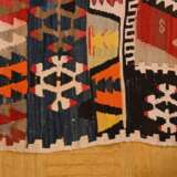 Kelim Teppich mit Zackenmuster in starker Farbigkeit, oben von der Knüpferin sign. "Fadime", partiell offen gearbeitet, Zentralanatolien, Region Kirsehir, um 1950, 290x125cm, Randdefekt, Verfärbungen - фото 5