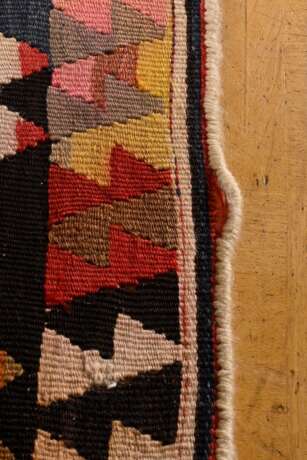 Kelim Teppich mit Zackenmuster in starker Farbigkeit, oben von der Knüpferin sign. "Fadime", partiell offen gearbeitet, Zentralanatolien, Region Kirsehir, um 1950, 290x125cm, Randdefekt, Verfärbungen - фото 6