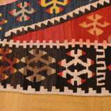 Kelim Teppich mit Zackenmuster in starker Farbigkeit, oben von der Knüpferin sign. "Fadime", partiell offen gearbeitet, Zentralanatolien, Region Kirsehir, um 1950, 290x125cm, Randdefekt, Verfärbungen - фото 7