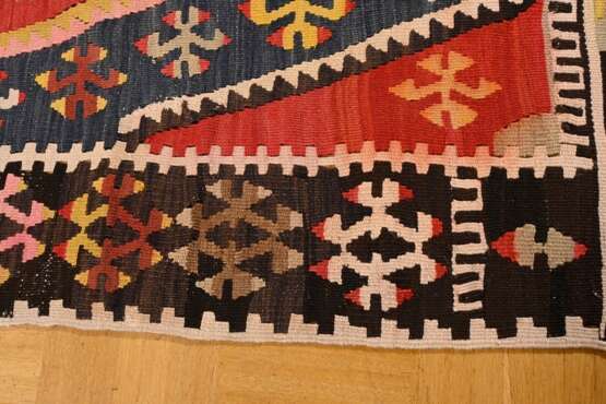 Kelim Teppich mit Zackenmuster in starker Farbigkeit, oben von der Knüpferin sign. "Fadime", partiell offen gearbeitet, Zentralanatolien, Region Kirsehir, um 1950, 290x125cm, Randdefekt, Verfärbungen - фото 7