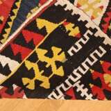 Kelim Teppich mit Zackenmuster in starker Farbigkeit, oben von der Knüpferin sign. "Fadime", partiell offen gearbeitet, Zentralanatolien, Region Kirsehir, um 1950, 290x125cm, Randdefekt, Verfärbungen - фото 8