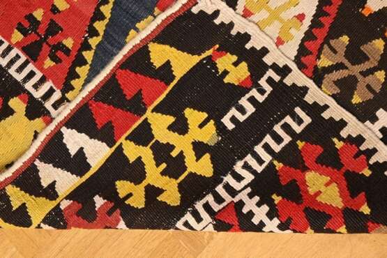 Kelim Teppich mit Zackenmuster in starker Farbigkeit, oben von der Knüpferin sign. "Fadime", partiell offen gearbeitet, Zentralanatolien, Region Kirsehir, um 1950, 290x125cm, Randdefekt, Verfärbungen - фото 8