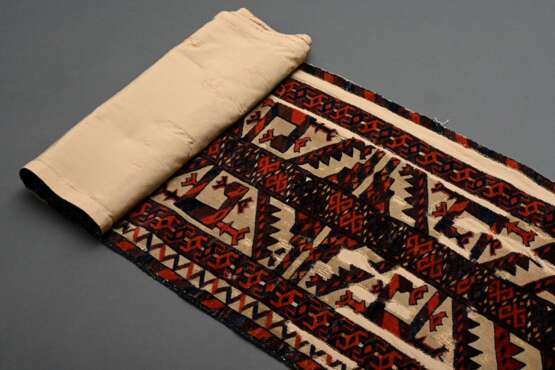 Yomud Zeltband Teilstück mit rot-dunkelblauem Muster in Reliefknüpfung auf weißem Flachgewebe, Wolle auf Wolle auf Baumwolltuch montiert, Westturkestan/Zentralasien, 2. Hälfte 19.Jh., 325x46cm, diverse Fehlstellen, Prove… - фото 1