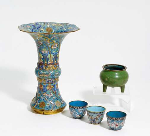 Gu-Vase, Weihrauchbrenner und drei Teebecher - photo 1