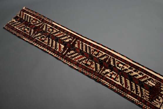 Yomud Zeltband Teilstück mit rot-dunkelblauem Muster in Reliefknüpfung auf weißem Flachgewebe, Wolle auf Wolle auf Baumwolltuch montiert, Westturkestan/Zentralasien, 2. Hälfte 19.Jh., 325x46cm, diverse Fehlstellen, Prove… - фото 2