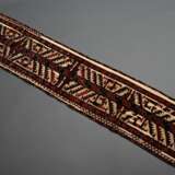 Yomud Zeltband Teilstück mit rot-dunkelblauem Muster in Reliefknüpfung auf weißem Flachgewebe, Wolle auf Wolle auf Baumwolltuch montiert, Westturkestan/Zentralasien, 2. Hälfte 19.Jh., 325x46cm, diverse Fehlstellen, Prove… - фото 2
