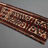Yomud Zeltband Teilstück mit rot-dunkelblauem Muster in Reliefknüpfung auf weißem Flachgewebe, Wolle auf Wolle auf Baumwolltuch montiert, Westturkestan/Zentralasien, 2. Hälfte 19.Jh., 325x46cm, diverse Fehlstellen, Prove… - фото 3