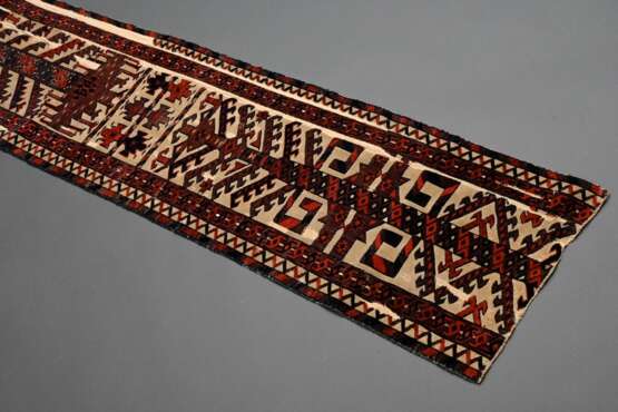 Yomud Zeltband Teilstück mit rot-dunkelblauem Muster in Reliefknüpfung auf weißem Flachgewebe, Wolle auf Wolle auf Baumwolltuch montiert, Westturkestan/Zentralasien, 2. Hälfte 19.Jh., 325x46cm, diverse Fehlstellen, Prove… - фото 3