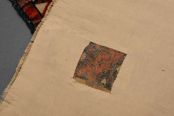 Yomud Zeltband Teilstück mit rot-dunkelblauem Muster in Reliefknüpfung auf weißem Flachgewebe, Wolle auf Wolle auf Baumwolltuch montiert, Westturkestan/Zentralasien, 2. Hälfte 19.Jh., 325x46cm, diverse Fehlstellen, Prove… - фото 4
