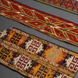 3 Lakai Nomaden Fragmente und Schmuckbänder in polychromer Kreuz- und Kettstickerei auf Baumwollgrund, Usbekistan um 1900, L. 48/124/131cm, Altersspuren, Provenienz: Slg. H.-C. Sienknecht - фото 1