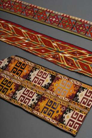 3 Lakai Nomaden Fragmente und Schmuckbänder in polychromer Kreuz- und Kettstickerei auf Baumwollgrund, Usbekistan um 1900, L. 48/124/131cm, Altersspuren, Provenienz: Slg. H.-C. Sienknecht - фото 1