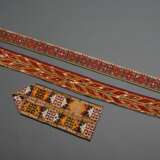 3 Lakai Nomaden Fragmente und Schmuckbänder in polychromer Kreuz- und Kettstickerei auf Baumwollgrund, Usbekistan um 1900, L. 48/124/131cm, Altersspuren, Provenienz: Slg. H.-C. Sienknecht - фото 2
