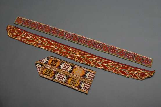 3 Lakai Nomaden Fragmente und Schmuckbänder in polychromer Kreuz- und Kettstickerei auf Baumwollgrund, Usbekistan um 1900, L. 48/124/131cm, Altersspuren, Provenienz: Slg. H.-C. Sienknecht - фото 2