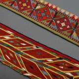 3 Lakai Nomaden Fragmente und Schmuckbänder in polychromer Kreuz- und Kettstickerei auf Baumwollgrund, Usbekistan um 1900, L. 48/124/131cm, Altersspuren, Provenienz: Slg. H.-C. Sienknecht - фото 4