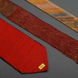 3 Lakai Nomaden Fragmente und Schmuckbänder in polychromer Kreuz- und Kettstickerei auf Baumwollgrund, Usbekistan um 1900, L. 48/124/131cm, Altersspuren, Provenienz: Slg. H.-C. Sienknecht - фото 6