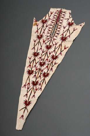 Chirpi Fragment der Tekke Turkmenen, weißgrundig mit floraler Stickerei in rot/gelb/blau/grün auf Baumwolltuch, Westturkistan, Zentralasien 19.Jh., 90x35cm, fleckig, Provenienz: Slg. H.-C. Sienknecht - фото 1