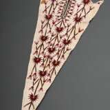 Chirpi Fragment der Tekke Turkmenen, weißgrundig mit floraler Stickerei in rot/gelb/blau/grün auf Baumwolltuch, Westturkistan, Zentralasien 19.Jh., 90x35cm, fleckig, Provenienz: Slg. H.-C. Sienknecht - фото 1