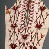 Chirpi Fragment der Tekke Turkmenen, weißgrundig mit floraler Stickerei in rot/gelb/blau/grün auf Baumwolltuch, Westturkistan, Zentralasien 19.Jh., 90x35cm, fleckig, Provenienz: Slg. H.-C. Sienknecht - фото 2