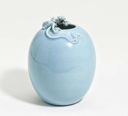 Eiförmige Vase mit plastischem Drachen - photo 1