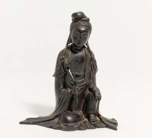 Sitzende Guanyin mit ruyi-Szepter - photo 1