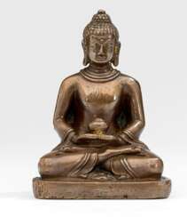 Bronze des Buddha Shakyamuni mit einer Almosenschale im Meditationssitz