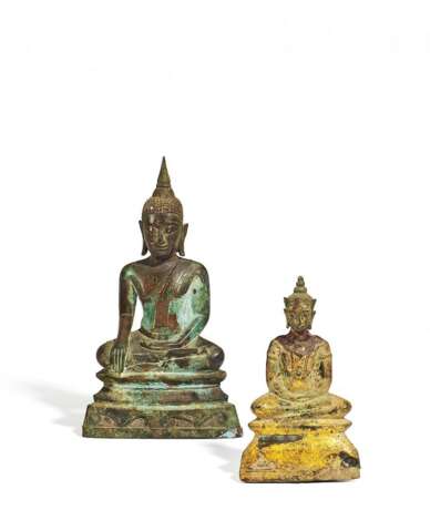 Zwei Buddha, einer mit samghati-Gewand, der andere in royalem Schmuck - фото 1