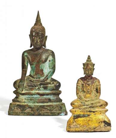 Zwei Buddha, einer mit samghati-Gewand, der andere in royalem Schmuck - Foto 2