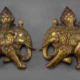Paar feine feuervergoldete Repoussé-Modelle von geschmückten Elefanten - photo 1