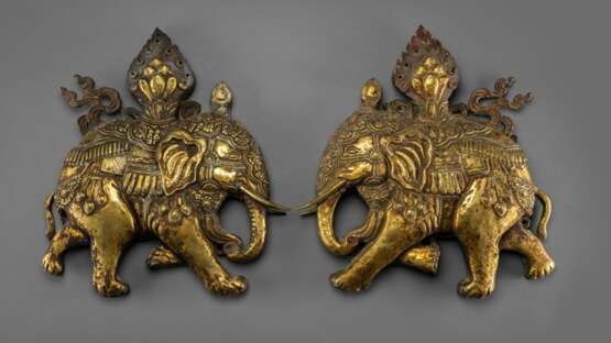 Paar feine feuervergoldete Repoussé-Modelle von geschmückten Elefanten - Foto 1