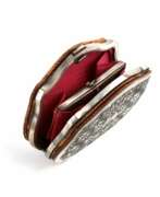 Leder. Portefeuille elegant avec couvercles en nacre et compartiment cache. 