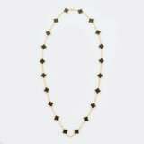 Van Cleef & Arpels. Langes Gold-Onyx Collier 'Alhambra 20 Motive'. - photo 1