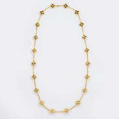 Van Cleef & Arpels. Langes Gold Collier 'Alhambra 20 Motive'.