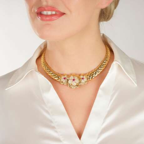 Van Cleef & Arpels. Haute Joaillerie Blüten-Collier mit Brillanten und natürlichen Rubinen. - photo 3
