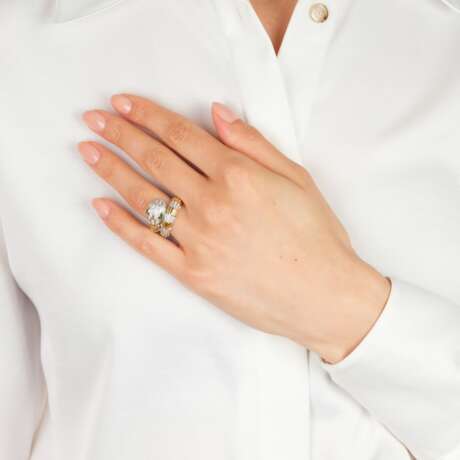 Bicolour Schlangen-Ring mit Brillant-Besatz. - photo 2