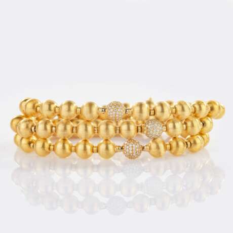Set von drei Gold Armbändern mit Brillant-Besatz. - photo 1
