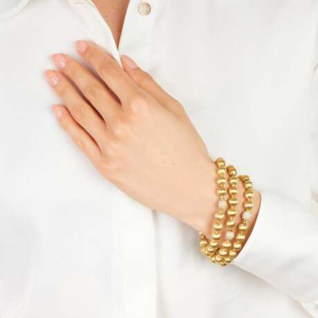 Set von drei Gold Armbändern mit Brillant-Besatz. - photo 2