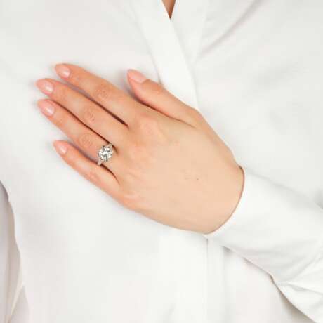 Juwelier Wilm. Außergewöhnlicher Lupenreiner Solitär Brillant Ring. - photo 4