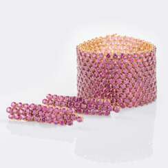 Stenzhorn Juwelen. Exquisites Rhodolith Armband 'Kollektion 2nd Skin' mit passenden Ohrringen.