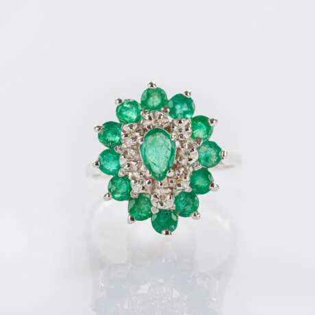 Smaragd-Ring mit Kleinstdiamanten. - photo 1