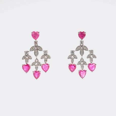 Paart Ohrringe mit Rubin-Herzen und Diamanten. - photo 1