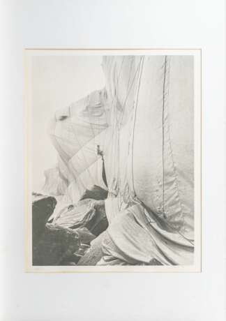 Christo (Gabrovo/Bulgarien 1935 - New York 2020), Christo Javacheff. Wrapped Coast. - photo 2